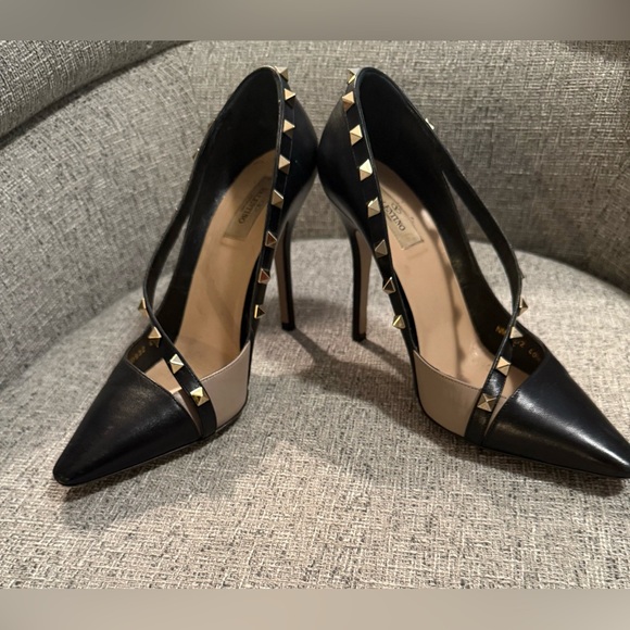 Valentino Rockstud Cross D’Or Black Leather Pumps with Beige Accent - Picture 1 of 10